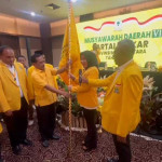 Derek Loupatty Serahkan Pataka Golkar ke Alien Mus, Bahlil: Tidak Ada Praktek Pecat-Memecat, Jaga Soliditas