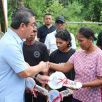 Air Mata Haru Pecah di Tuhaha, Gubernur Serahkan Kunci Rumah Baru untuk Tiga Keluarga