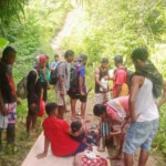 Warga Lohia Sapalewa Tandu Lansia Sakit Empat Kilometer karena Jalan Tak Bisa Dilalui Mobil