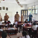 Hari Pertama Sekolah, Bupati Timotius Kaidel Sambangi Ruang Kelas dan Beri Semangat Siswa Baru