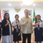 Titip Harapan Maluku di Ajang Nasional, Hendrik Lewerissa Lepas Dua Siswi SMP Kalam Kudus ke Jakarta