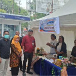 Jumat Berkah Jelang HUT ke-65, Maichel Papilaya Borong Dagangan UMKM di Bank Maluku Malut